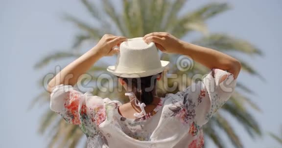 棕榈滩妇女开放手臂后景视频的预览图