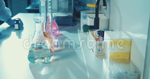 实验室技术人员在实验室中缓慢地混合化学物质视频的预览图