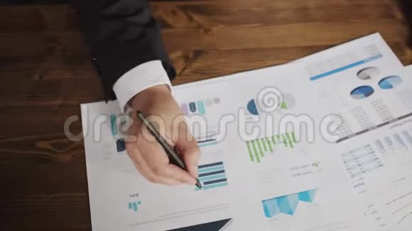 用笔在办公室办公分析图表写一篇文章来拉近一个商人的距离视频的预览图