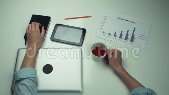 带有办公用品的桌面男士双手放置笔记本电脑视频的预览图
