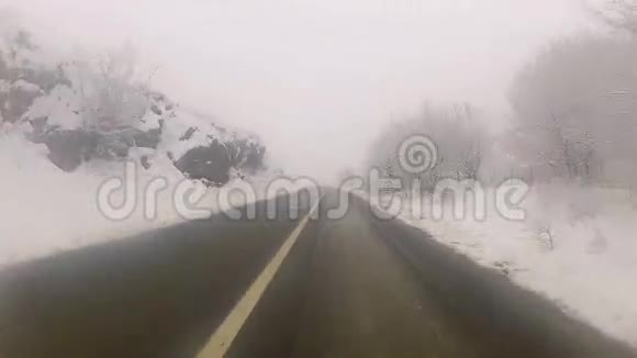 在雪雾蒙蒙的路上开车视频的预览图