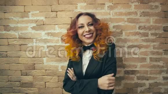 快乐红发女人的肖像视频的预览图