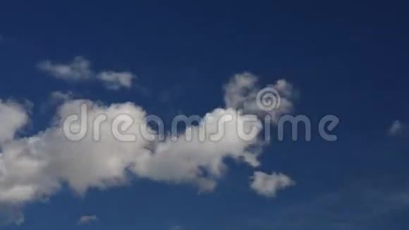 在深蓝色的天空中移动白云视频的预览图