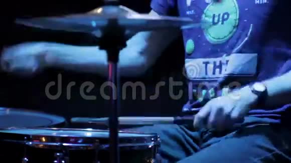 鼓手在音乐会上表演视频的预览图