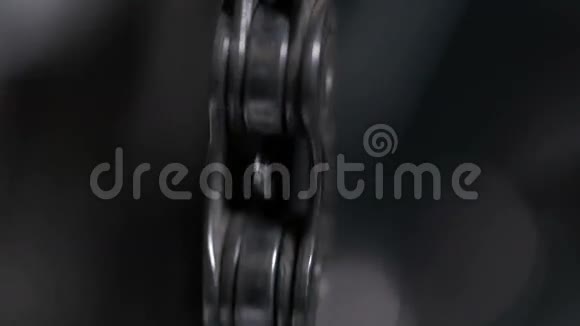 从自行车的链条上射出的宏观镜头视频的预览图