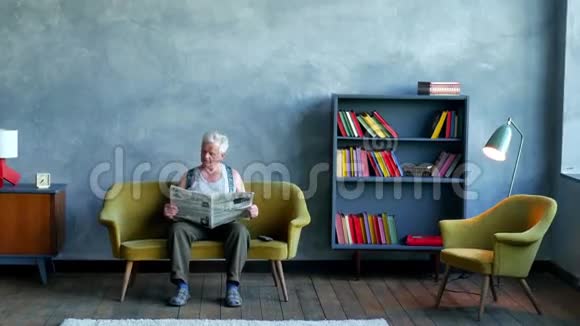 自信的老人在老式时尚的房间里拿着报纸的画像视频的预览图