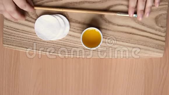 处理木材用浸渍法进行保护女性用海绵在木板上涂亚麻籽油视频的预览图