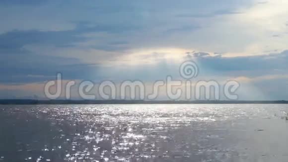 乌云笼罩天空河面上有一丝阳光视频的预览图