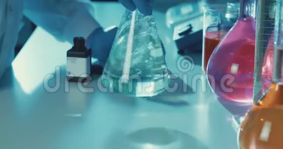 实验室技术人员在实验室中缓慢地混合化学物质视频的预览图