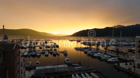 日落时的空中观光游艇码头视频的预览图