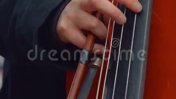 大提琴音乐家在街头演奏特写视频的预览图