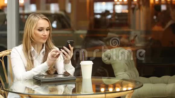 女孩在咖啡馆打电话他在挥手视频的预览图