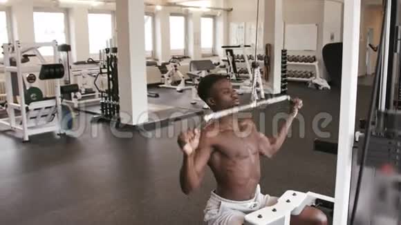 男人在健身房训练视频的预览图