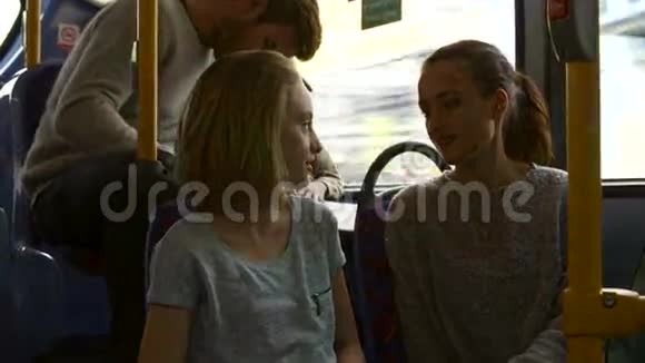 两位年轻女子一起乘巴士旅行视频的预览图