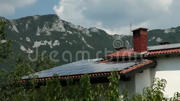 屋顶上的太阳能电池板后面有山视频的预览图