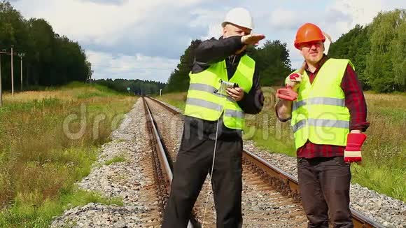 铁路工人带绳铁路视频的预览图