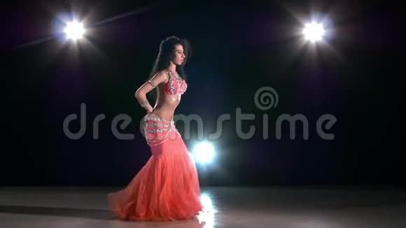 穿着粉色东方服装跳舞肚皮的少女视频的预览图