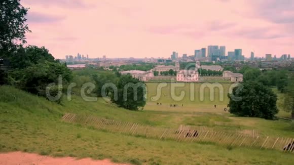全景天际线景观格林威治和国家海洋博物馆和金丝雀码头的摩天大楼日落伦敦英国视频的预览图