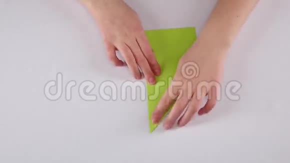 纸青蛙折纸白色的时光流逝视频的预览图