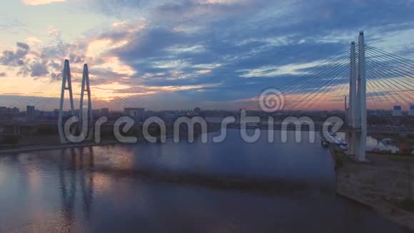 涅瓦河斜拉桥的美丽鸟瞰图视频的预览图