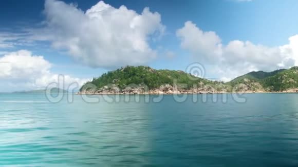一个美丽的岛屿被大海包围视频的预览图
