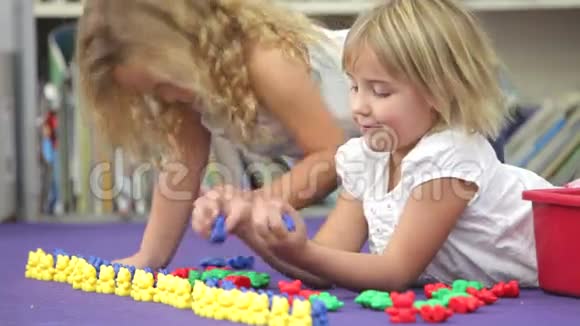 数学班两个女生使用塑料玩具视频的预览图