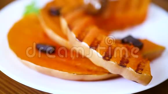 烤熟的甜南瓜放在一盘蜂蜜里视频的预览图