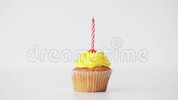 为生日蛋糕点蜡烛的女人视频的预览图