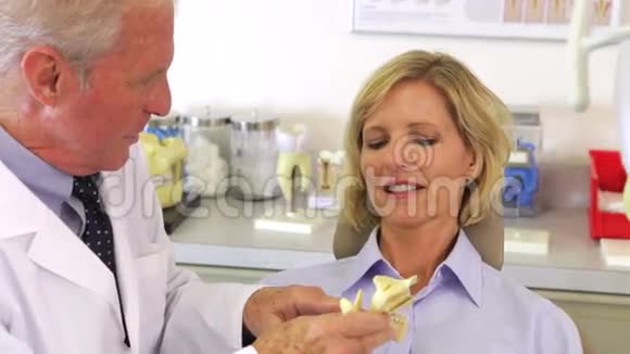 显示颌骨女性患者模型的牙医视频的预览图