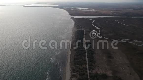 泥土路和大海视频的预览图