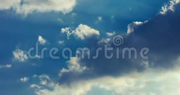 云的时间流逝美丽的云景云彩在天空上滚动天空视频的预览图