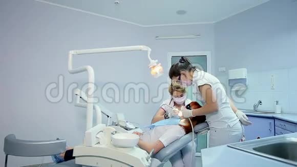 牙痛患者口腔腔多利注射视频的预览图