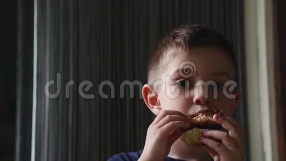 可爱的男孩吃鸡翅视频的预览图