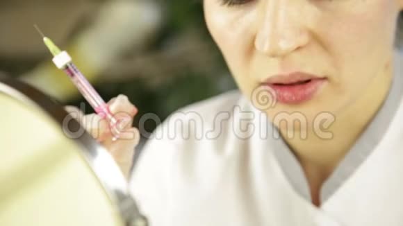 美容师用透明质酸填充剂进行唇注射视频的预览图