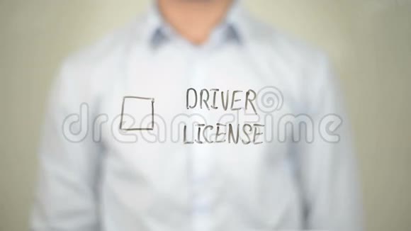 驾驶执照人写在透明屏幕上视频的预览图