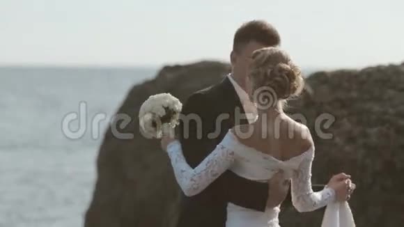 新婚夫妇在附近的海边跳舞视频的预览图