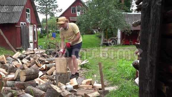 强壮的村民男孩准备天然木材燃料和农村房屋4K视频的预览图