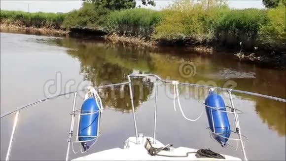 在河上划船休息和放松旅游理念视频的预览图