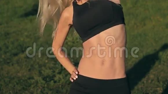 运动金发女孩模特在公园户外锻炼腹部锻炼视频的预览图