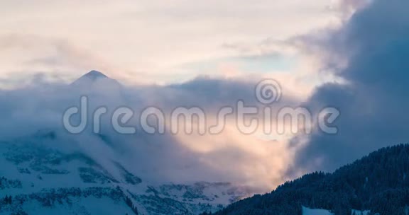 奥地利阿尔卑斯山史诗般日落的时间流逝云层形成视频的预览图