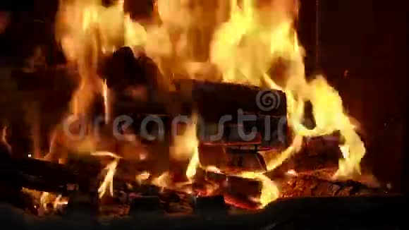 壁炉里燃烧着明亮的木头视频的预览图