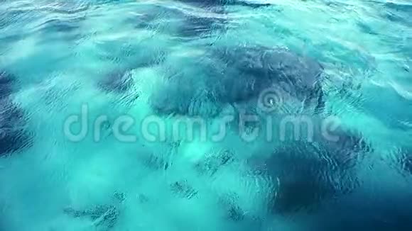 一艘船在热带海洋中的水醒来视频的预览图