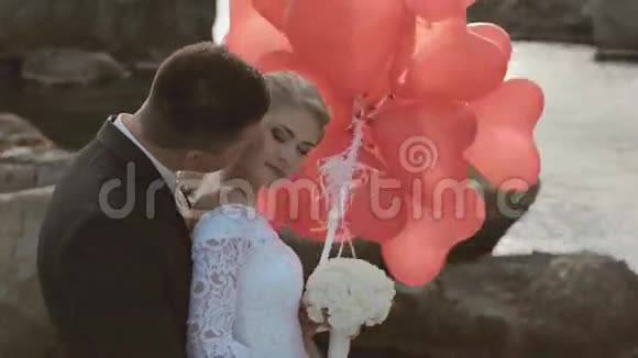 可爱的新娘和新郎站在气球里视频的预览图
