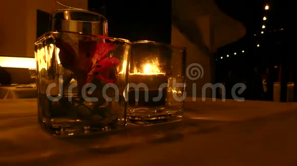 浪漫的餐桌设置餐厅蜡烛视频的预览图