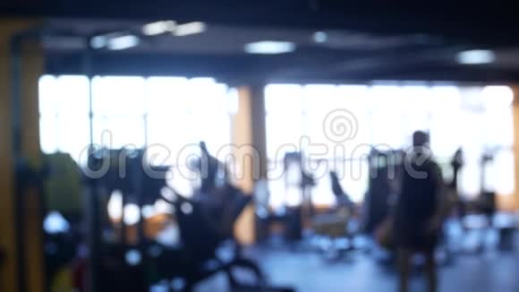 模糊的健身健身房的人在体育俱乐部中心锻炼4k视频的预览图