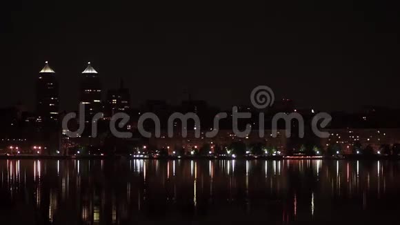 在河的另一边欣赏城市夜景视频的预览图