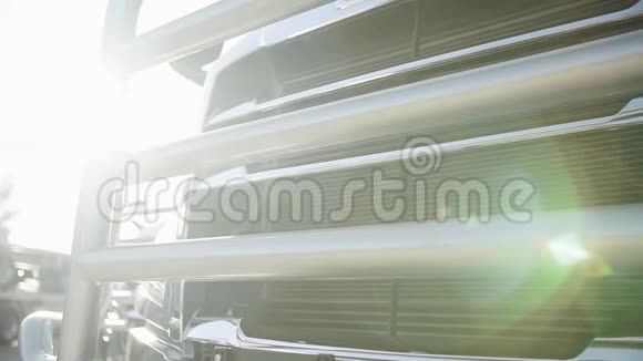 一辆新卡车的前灯在阳光明媚的日子里视频的预览图
