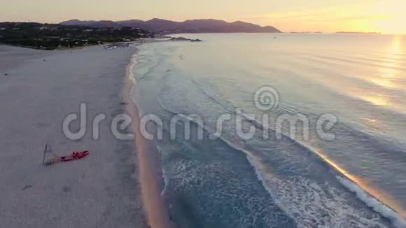 日出时飞越海滩视频的预览图