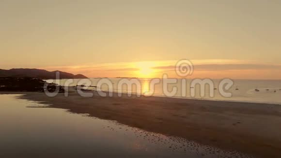 日出时飞越海滩视频的预览图
