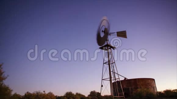 风泵在风中转动视频的预览图